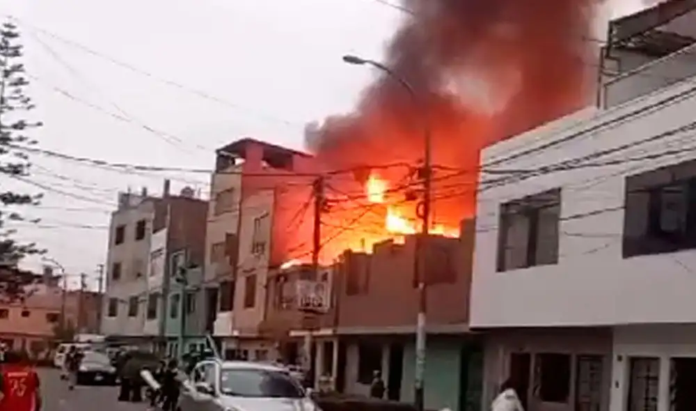 El fuego habría comenzado en el segundo piso de la vivienda. Foto: difusión - Video: El fuego habría comenzado en el segundo piso de la vivienda. Foto: difusión - Video: