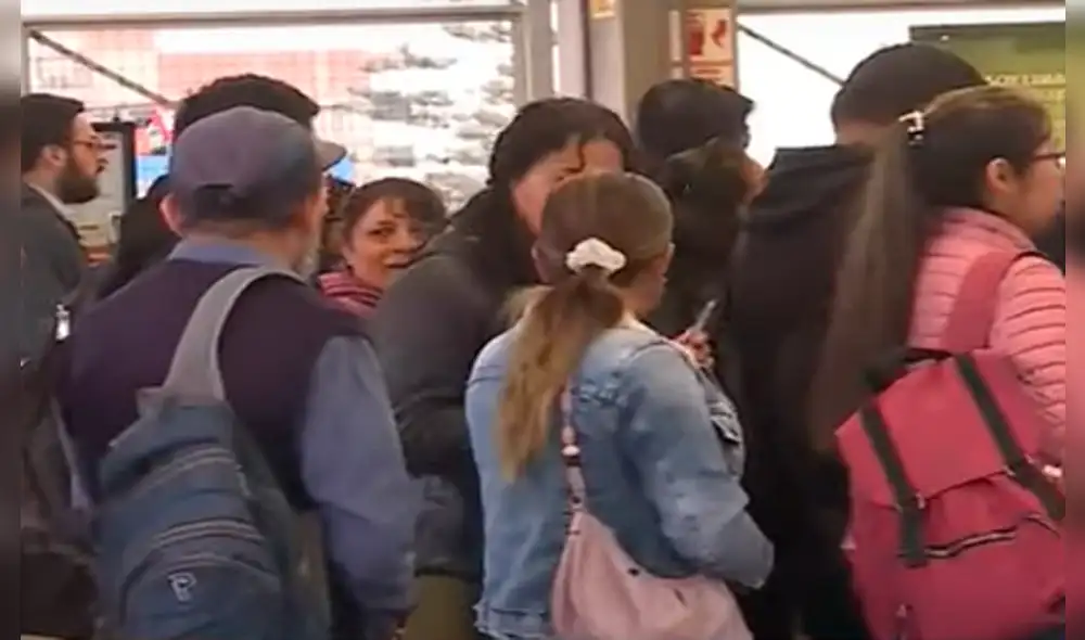 Estas mafias se dedican a hacer ingresar a pasajeros que desean evitar hacer colas para recargar su tarjeta. Foto: Panamericana | Video: Panamericana