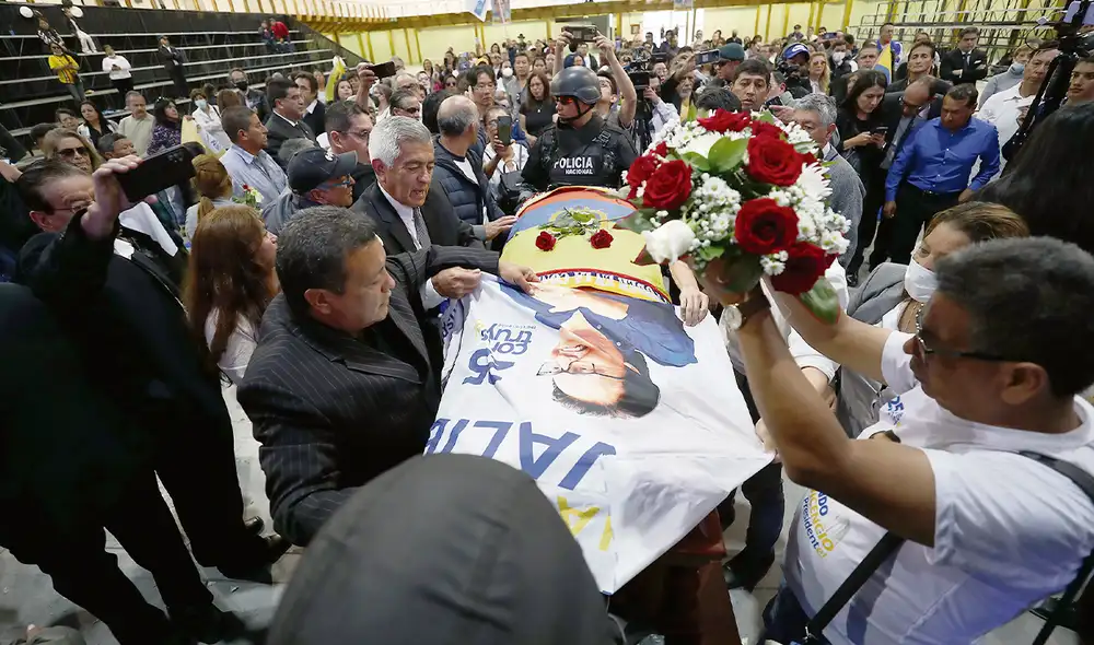 Velorio accidentado. Ante el clamor de familiares y simpatizantes, el féretro fue velado en público. Foto: difusión