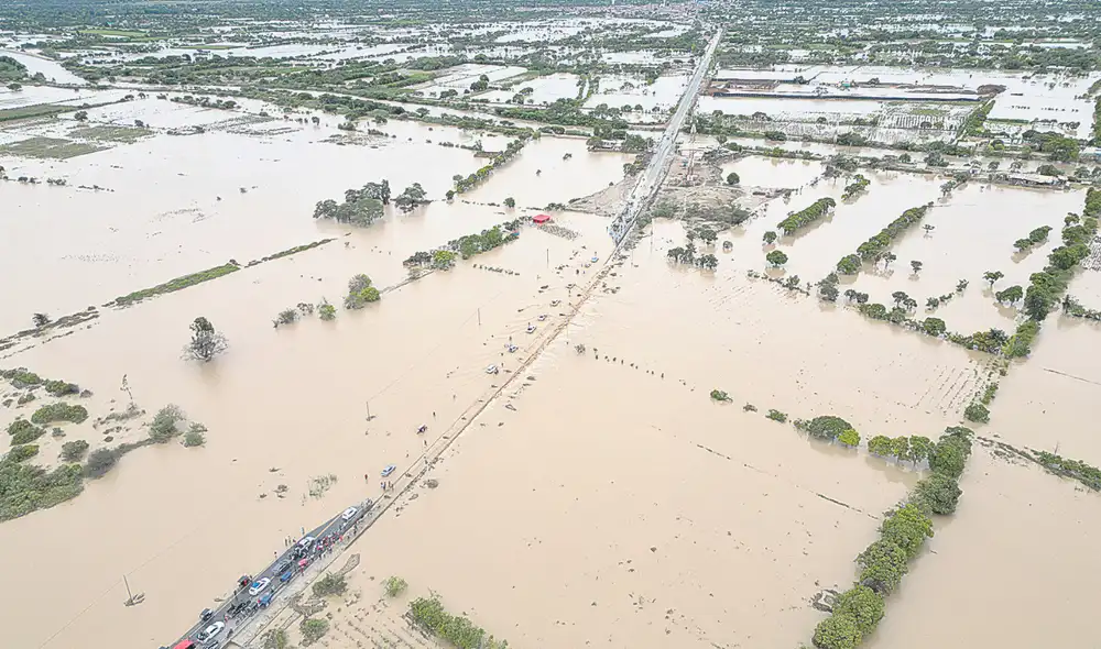 Expuestos. Miles de ciudadanos siguen en riesgo ante la poca inversión que se viene haciendo en materia de prevención en regiones del norte, en el marco de la llegada del fenómeno El Niño. Foto: Clinton Medina/La República
