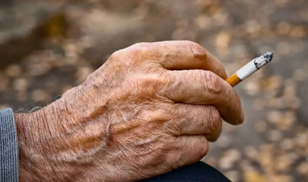 Anciana fallece tras prender un cigarro luego de haberse echado alcohol en el cuerpo. Foto: Logotipo de iStock Anciana fallece tras prender un cigarro luego de haberse echado alcohol en el cuerpo. Foto: Logotipo de iStock