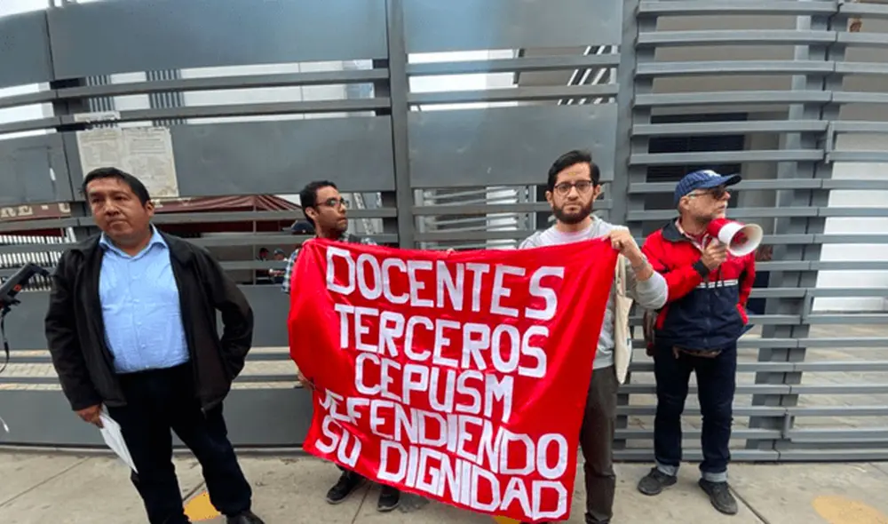 Docentes se manifestaron en la puerta de Cepre de San Marcos. Foto: La República Docentes se manifestaron en la puerta de Cepre de San Marcos. Foto: La República