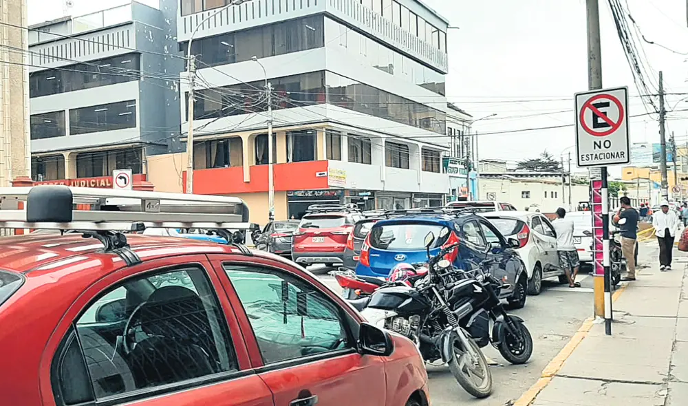Sin respeto. La cuadra 4 de la avenida Luis Gonzales, antes de llegar a Torres Paz, es un estacionamiento informal. Foto: Carlos Vásquez/ La República