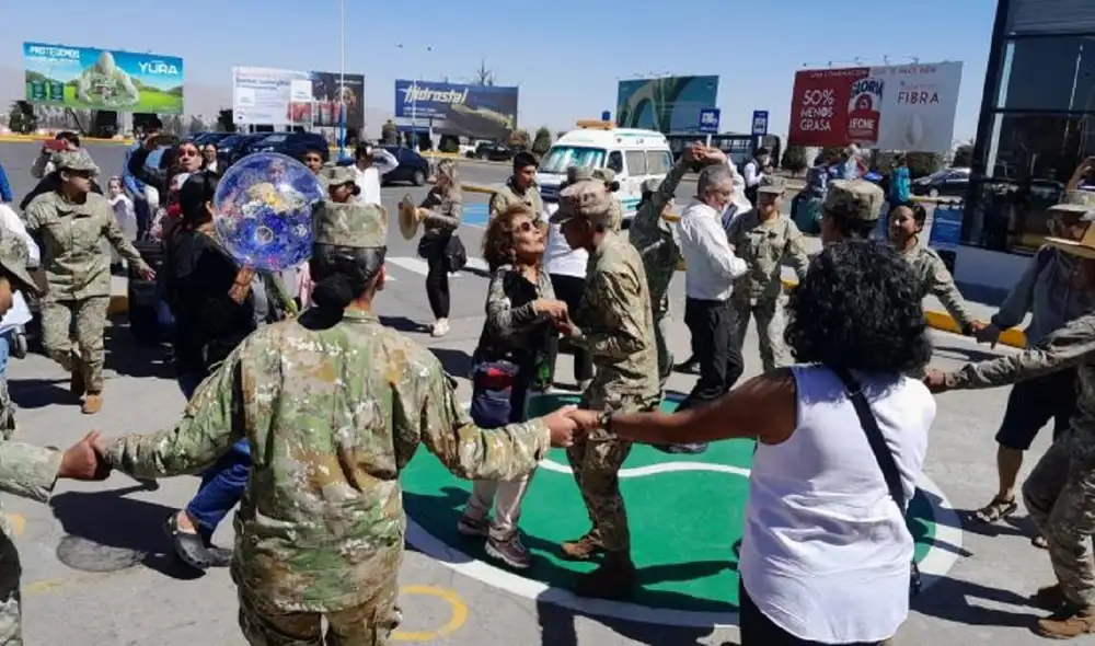 Integrantes del Ejército reciben con tradicionales bailes a visitantes en Arequipa. Foto: HBA  Noticias