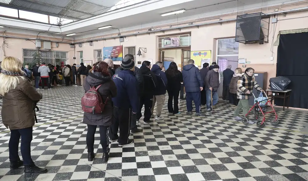 Argentinos y argentinas votan en los centros electorales en las elecciones PASO 2023 de este domingo 13 de agosto. Foto: AFP