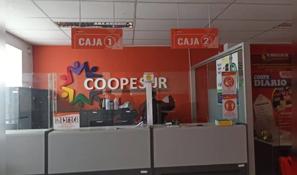Personal de las Fiscalían incautó documentos de Coopesur. Foto: Rocío Cárdenas/La República