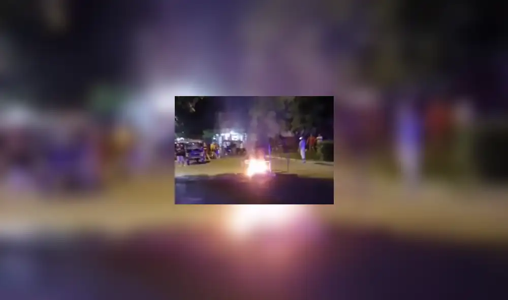 Mototaxi de hampones fue quemada por los vecinos. Foto y video: La Selva