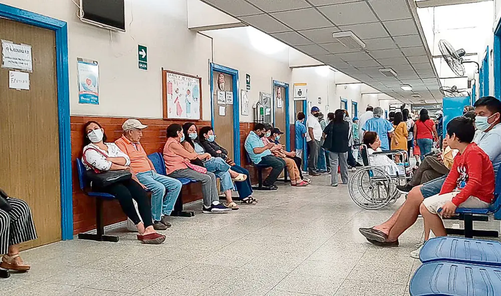 Crítico. En pasillos del HNAAA sigue la saturación de pacientes. Foto: Carlos Vásquez/La República Crítico. En pasillos del HNAAA sigue la saturación de pacientes. Foto: Carlos Vásquez/La República