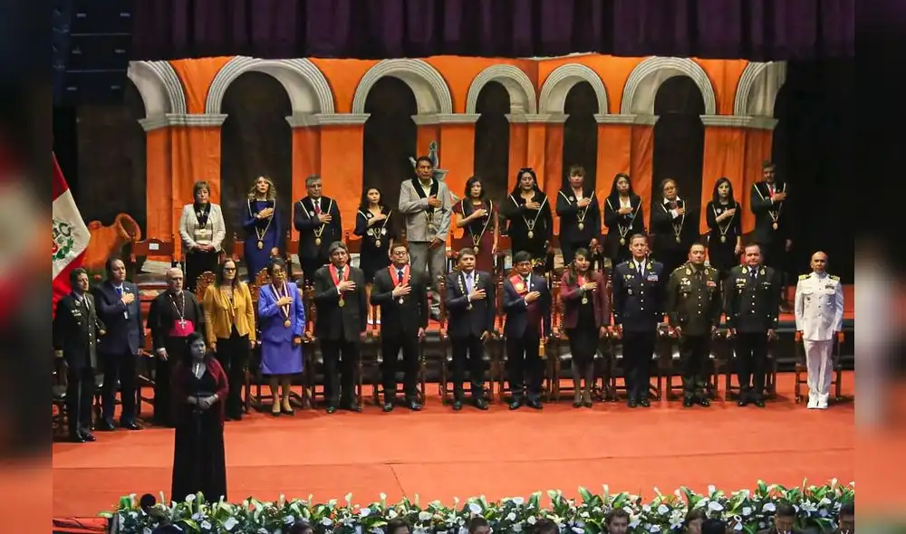 Sesión solemne. La ceremonia se realizó en el Teatro Municipal de Arequipa. Finalmente Dina Boluarte no asistió ni tampoco ningunos de sus ministros ni congresistas. Foto: La República