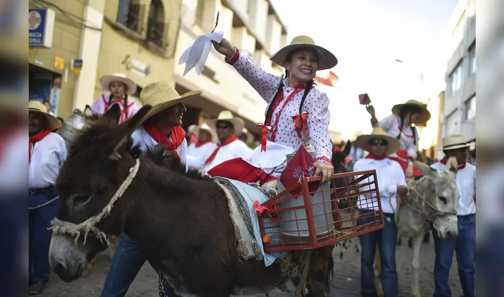 Estampa. Lechera montada en burro fue parte de la entrada de Ccapo la tarde de ayer en Arequipa. Foto: Rodrigo Talavera/La República