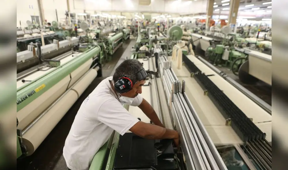 La producción nacional se redujo 0,56% y el sector manufactura cayó más de 14% en junio. Foto: Andina