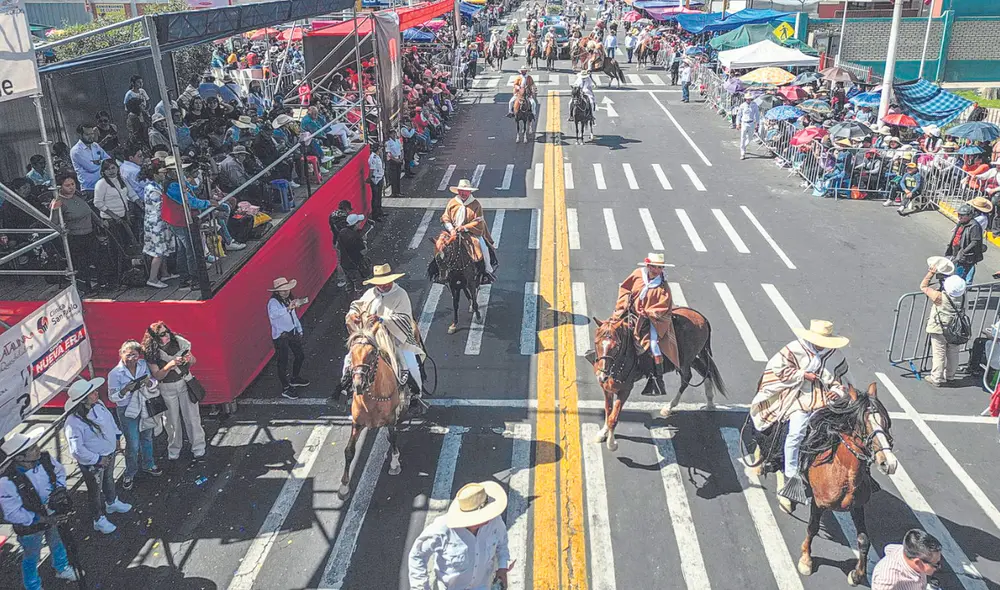 Buen paso. Los chalanes abrieron el desfile artístico en el día central de la fiesta de Arequipa. Foto: Rodrigo Talavera/ La República