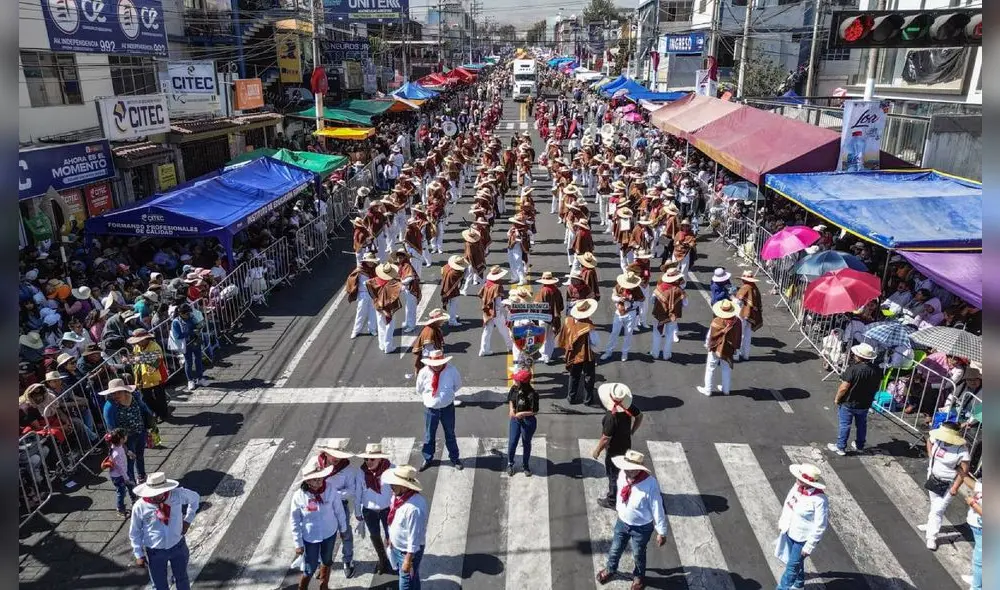 Avenida Independencia fue la vía principal para el paso de las delegaciones participantes. Foto: Rodrigo Talavera/LR