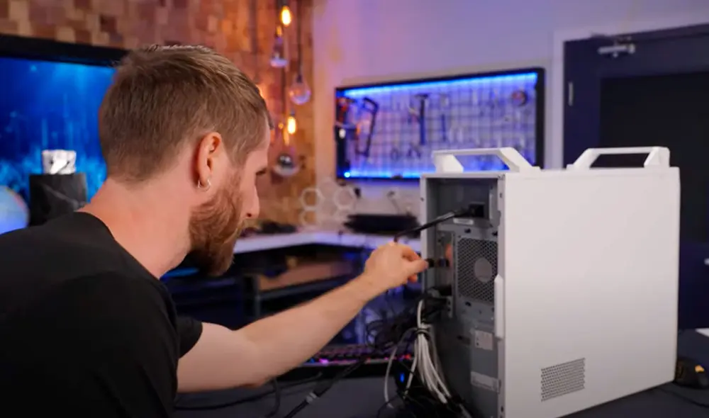 Tuvieron que modificar la placa de una PC para conectar todos los dispositivos USB. Foto: Linus Tech Tips