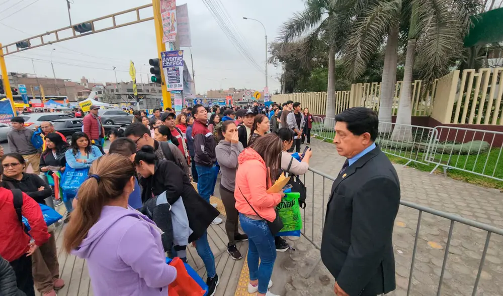 Padres de familia acompañaron a muchos estudiantes para que rindan la prueba de Matemáticas. Foto: Jessica Merino/La República