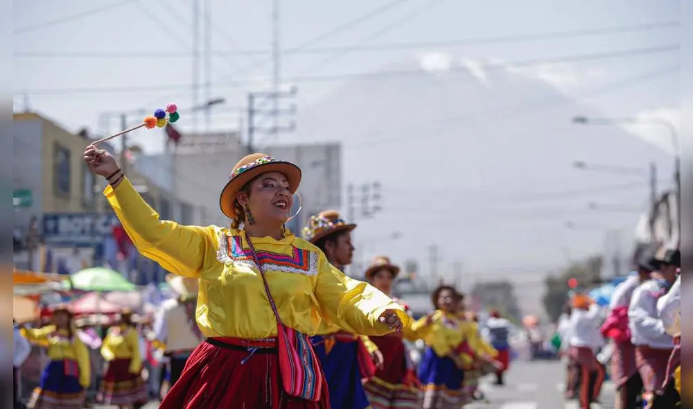 Danzas de Arequipa y de otras regiones se presentaron en el corso de la amistad 2023. Foto: Rodrigo Talavera/La República