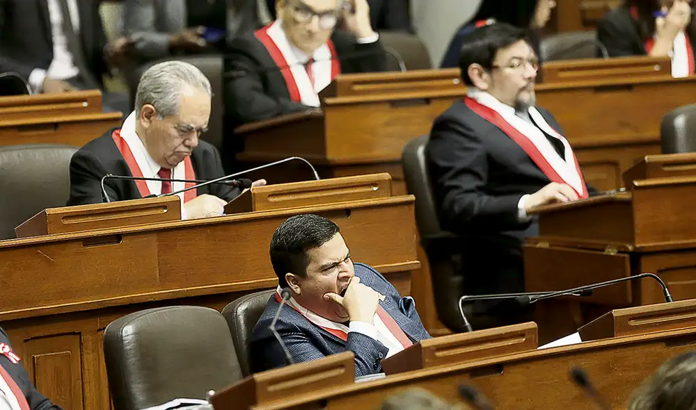 Se aferran. Proyecto pretende modificar la Constitución para que solo se convoque a elección presidencial y de vicepresidentes, mas no al Parlamento. Foto: Antonio Melgarejo/La República