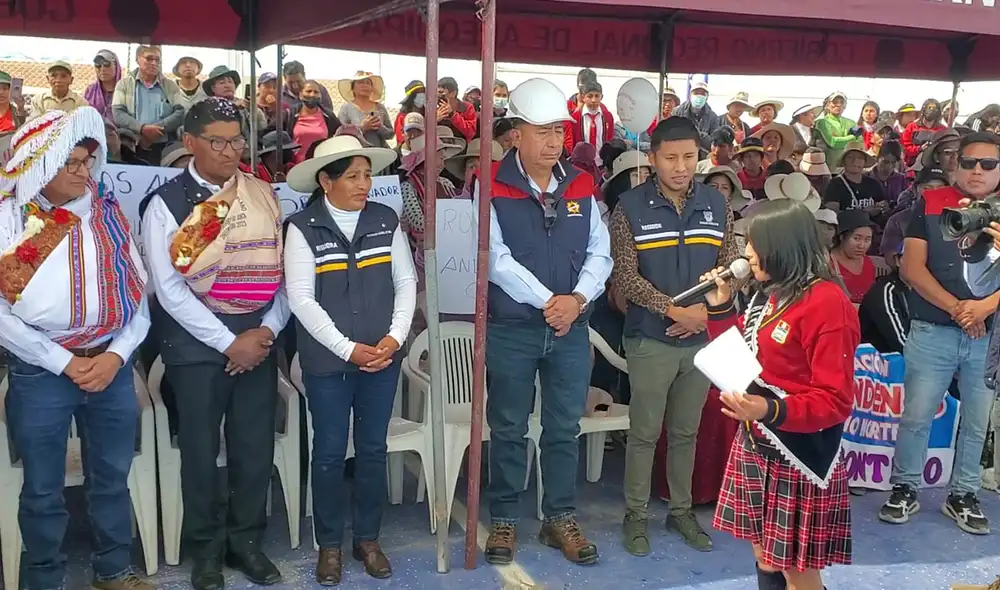 Alumna del colegio Altiplano dio cuenta de las incomodidades para estudiar. Foto: Colegio Yura Alumna del colegio Altiplano dio cuenta de las incomodidades para estudiar. Foto: Colegio Yura