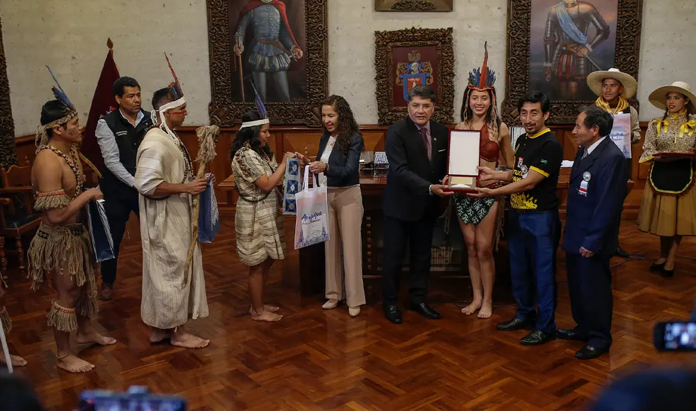 Danzantes de otros paises saludaron a arequipeños en la plaza de armas de la ciudad. Foto: Rodrigo Talavera / La República