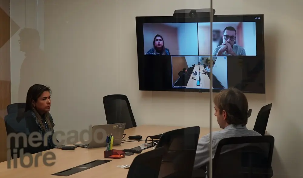 Uno de los espacios habilitados es la sala de reuniones de manera híbrida. Foto: Mercado Libre