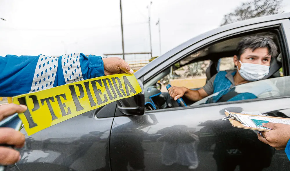 Informales. Un gran porcentaje de los choferes de autos colectivos no tienen brevete o se halla vencido. Esto pone en riesgo a los usuarios de este servicio. Foto: difusión Informales. Un gran porcentaje de los choferes de autos colectivos no tienen brevete o se halla vencido. Esto pone en riesgo a los usuarios de este servicio. Foto: difusión
