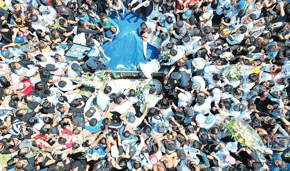 En el corazón. Los restos del cantante Kevin Pedraza fueron enterrados ante multitud de seguidores de varias regiones. Foto: Clinton Medina/La República En el corazón. Los restos del cantante Kevin Pedraza fueron enterrados ante multitud de seguidores de varias regiones. Foto: Clinton Medina/La República