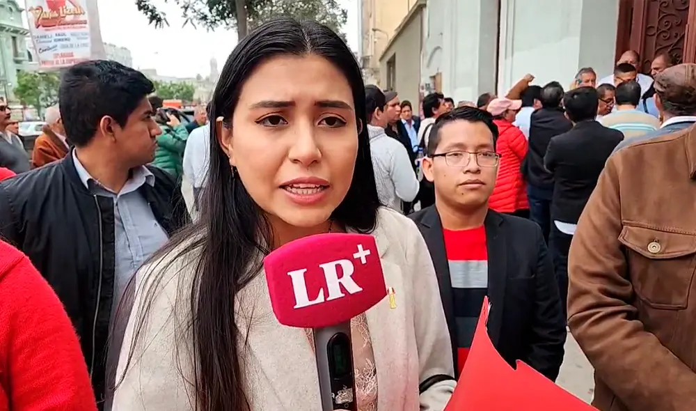 Militantes de Acción Popular denuncian que no les permiten ingresar al pleno a pesar de que tienen credenciales. Foto y video: : María Pía Ponce/ LA República