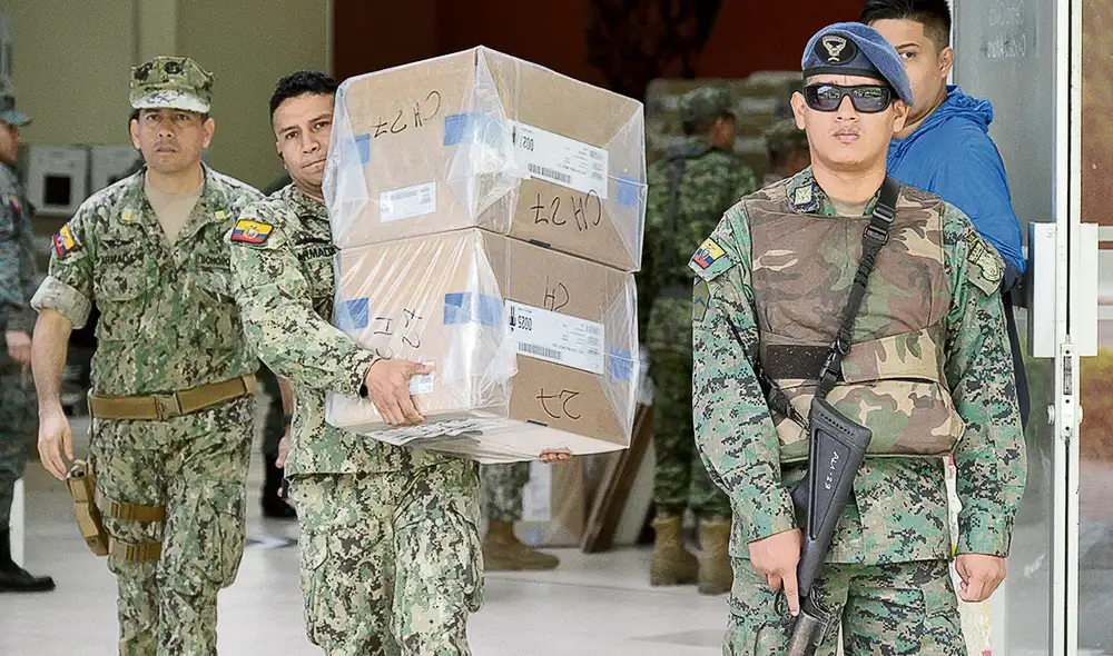 Resguardo. Militares supervisan traslado del material a los centros de votación. Foto: AFP