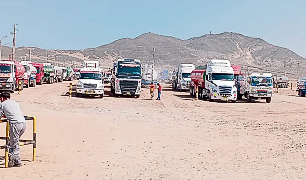 Paralización. Cisternas permanecen en las afueras de la planta de Repsol esperando solución. Foto: difusión