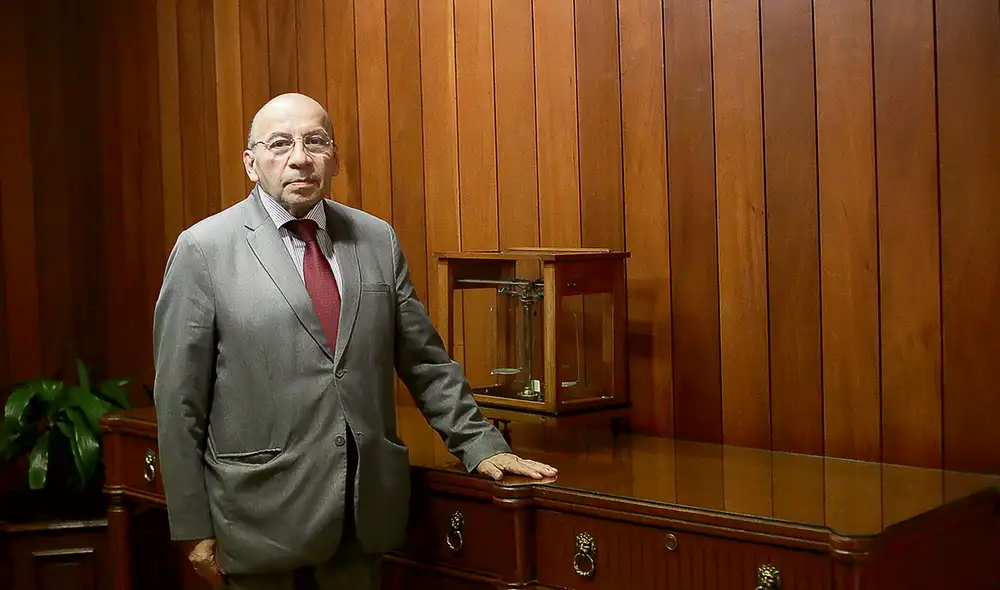 Lectura. Burneo advierte que al hablarse de una “recesión técnica”, se afecta a las expectativas empresariales. Foto: Gerardo Marín/La República