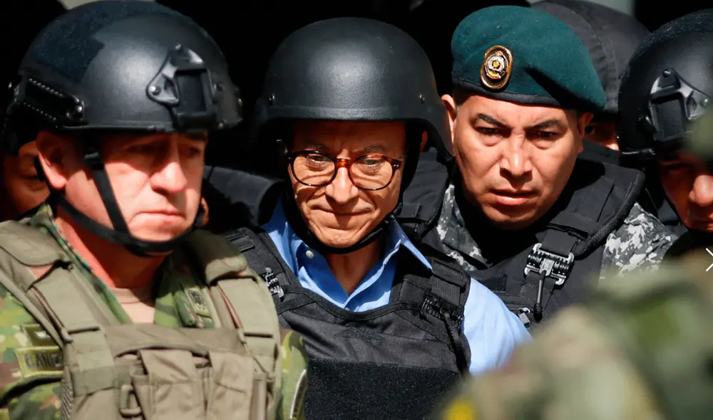 Christian Zurita llegó a su local de votación con fuerte contingente policial para salvaguardar su vida. Foto: AFP Christian Zurita llegó a su local de votación con fuerte contingente policial para salvaguardar su vida. Foto: AFP