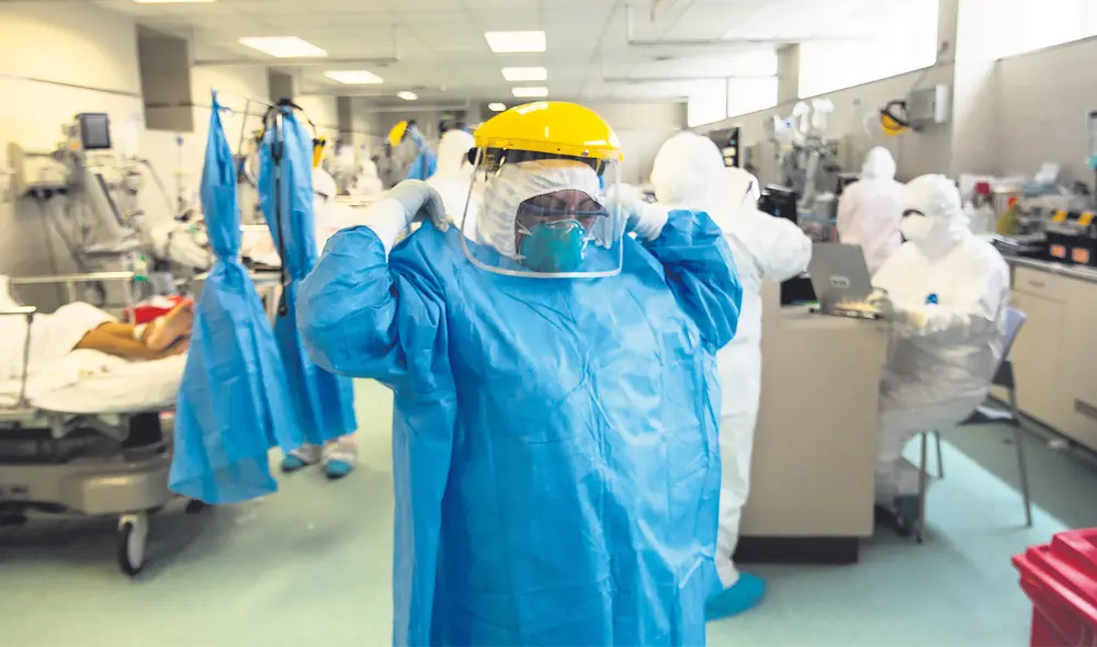 Atención. Personal médico estuvo trabajando arduamente durante la pandemia de COVID-19. Foto: John Reyes/La República