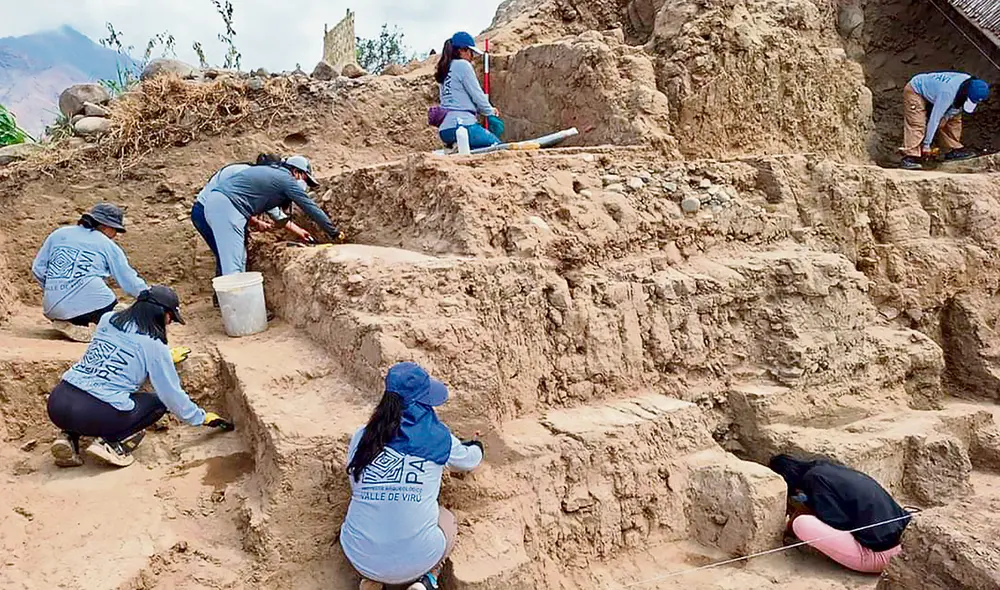 Evidencias. Investigadores trabajan en el lugar para tener más detalles del muro. Foto: difusión Evidencias. Investigadores trabajan en el lugar para tener más detalles del muro. Foto: difusión