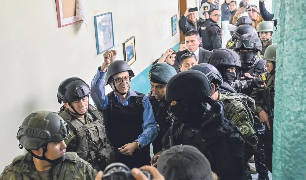 Resguardado. El candidato presidencial por el partido Construye, el periodista Christian Zurita, sale después de votar en un colegio electoral en Quito. Foto: AFP
