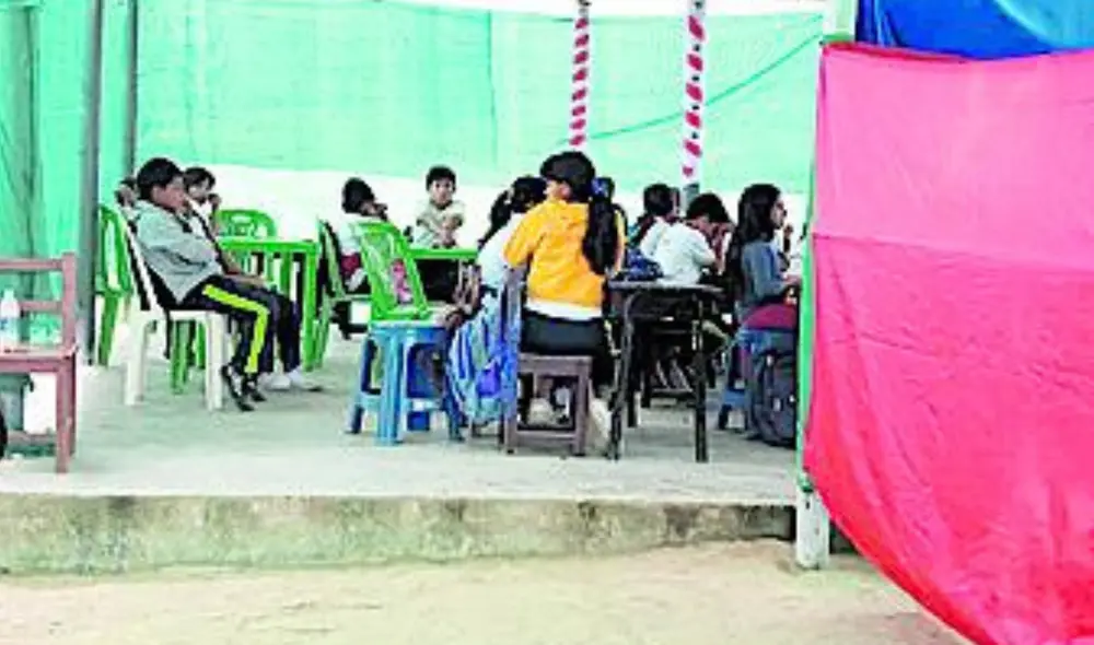 Esfuerzos. Estudiantes, hombres y mujeres, asisten a clases pese a la mala infraestructura. Foto: difusión Esfuerzos. Estudiantes, hombres y mujeres, asisten a clases pese a la mala infraestructura. Foto: difusión