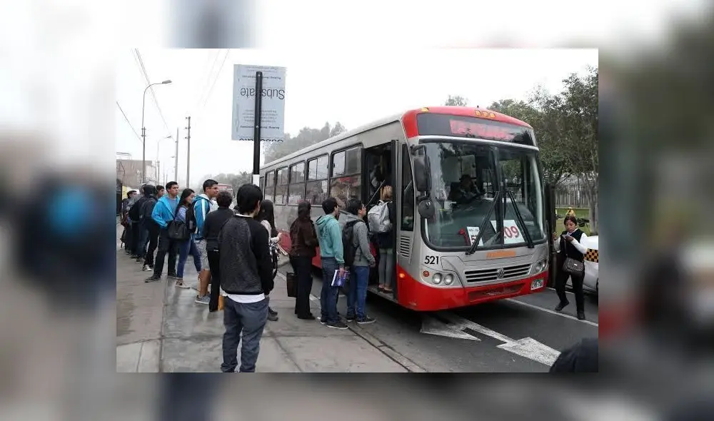 Corredor Rojo no podía transitar circular por la Av. Faustino Sánchez Carrión por volquete varado. Foto: Andina
