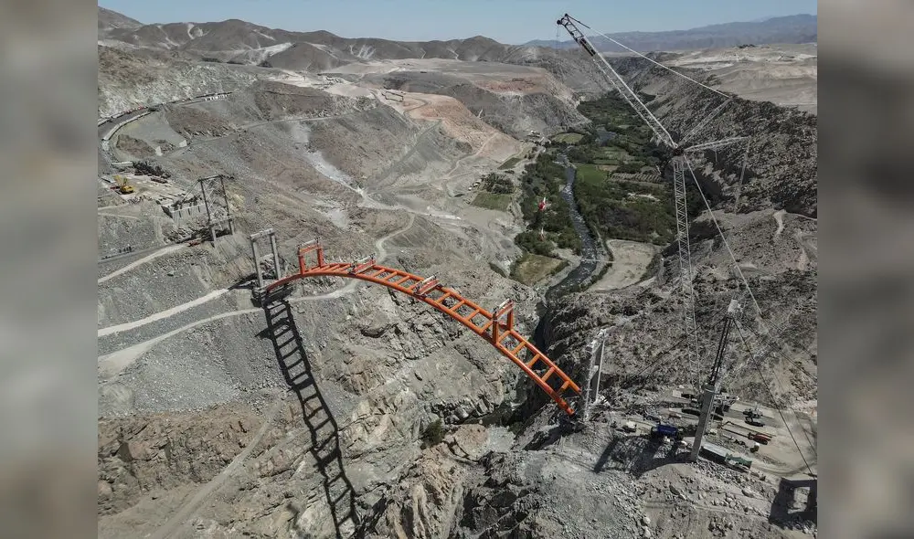 Avance. Puente Virgen de Chapi debe culminar en el 2024. Arco metálico ya fue colocado. Se continuará con poner lozas.
