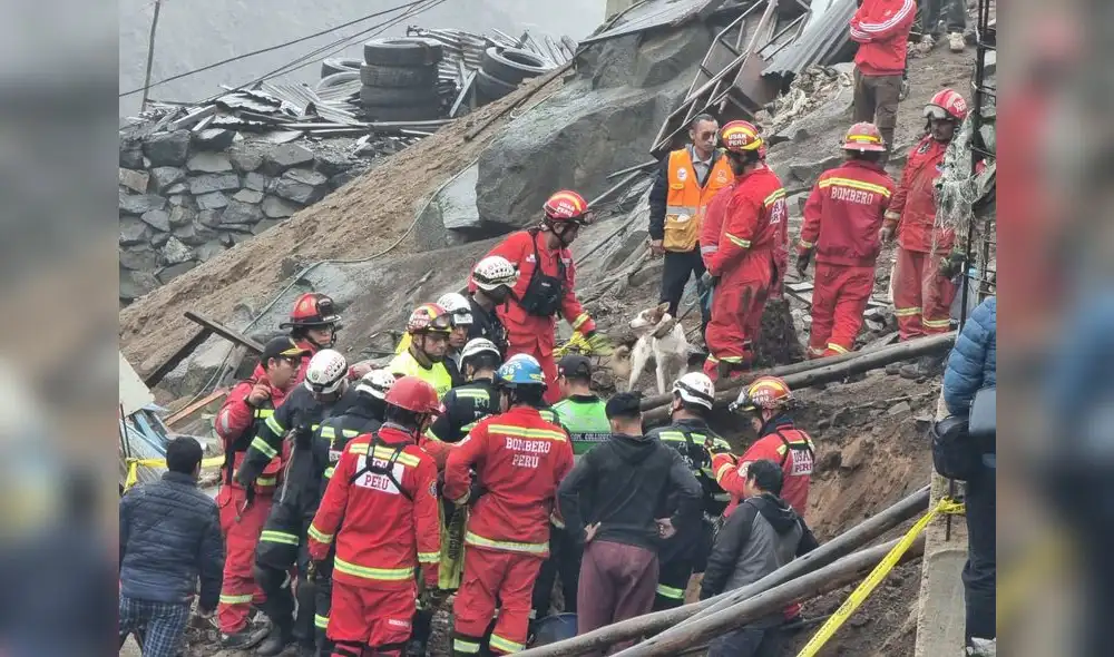 Los vecinos de la familia ayudaron al trabajo de rescate del menor. Foto: Rosario Rojas/La República Los vecinos de la familia ayudaron al trabajo de rescate del menor. Foto: Rosario Rojas/La República