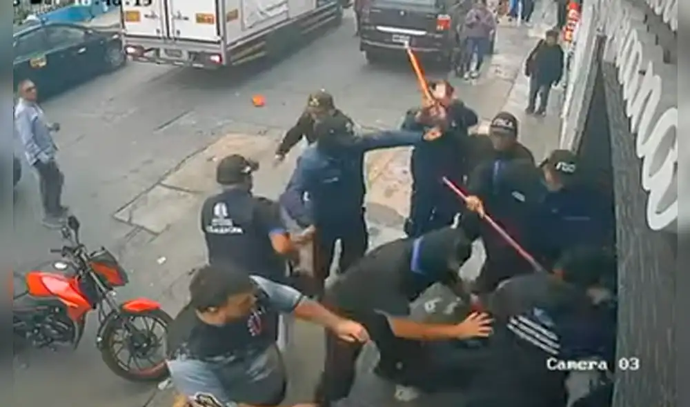 Cámaras de seguridad registraron a los fiscalizadores ingresando al local para patear, tirar puñetes y golpear con palos a los empleados. Foto: Panamericana| Video: Panamericana
