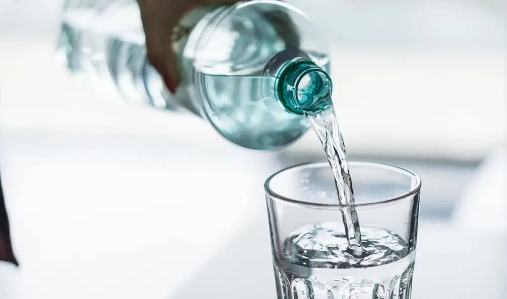 Debemos consumir agua diariamente, ya que perdemos líquidos a través de fluidos como la orina, heces, sudor y lágrimas. Foto: Computer Hoy Debemos consumir agua diariamente, ya que perdemos líquidos a través de fluidos como la orina, heces, sudor y lágrimas. Foto: Computer Hoy