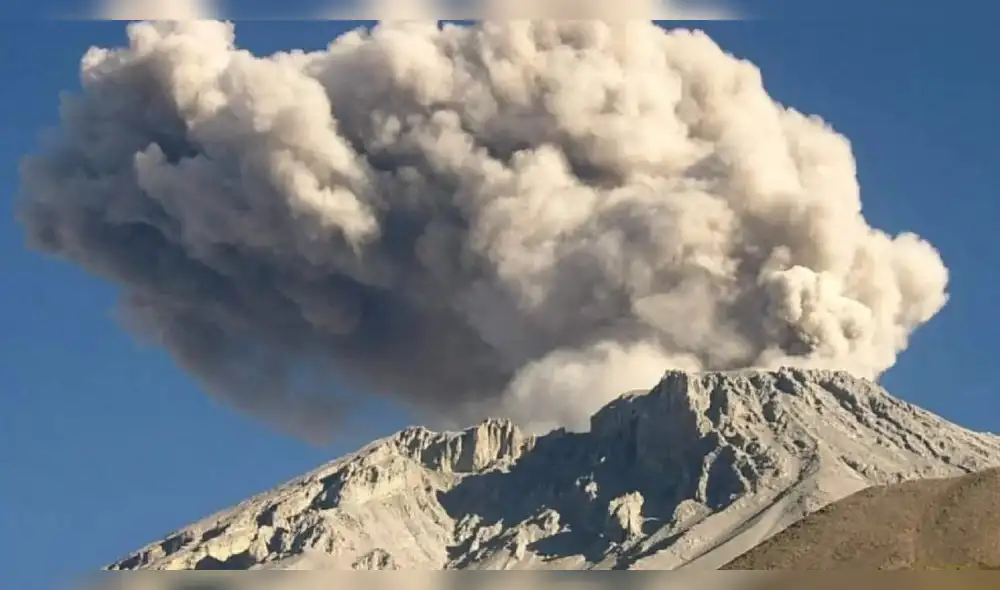 Ayer continuó la emisión de cenizas de volcán.  Foto: La República