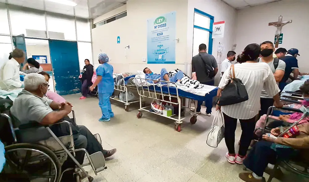 Más afectados. Personas adultas mayores son las más frecuentes en los pasadizos del servicio de Emergencia del Almanzor. Foto: Carlos Vásquez/La República