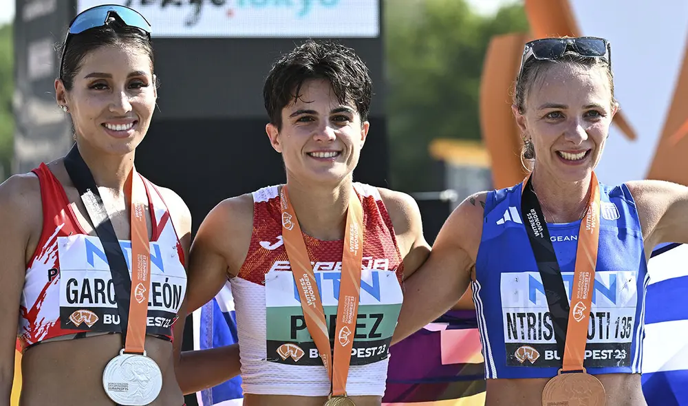 Kimberly García, María Pérez y Antigoni Ntrismpioti conformaron el podio de marcha atlética de 35 km en el Mundial de Atletismo Budapest 2023. Foto: AFP