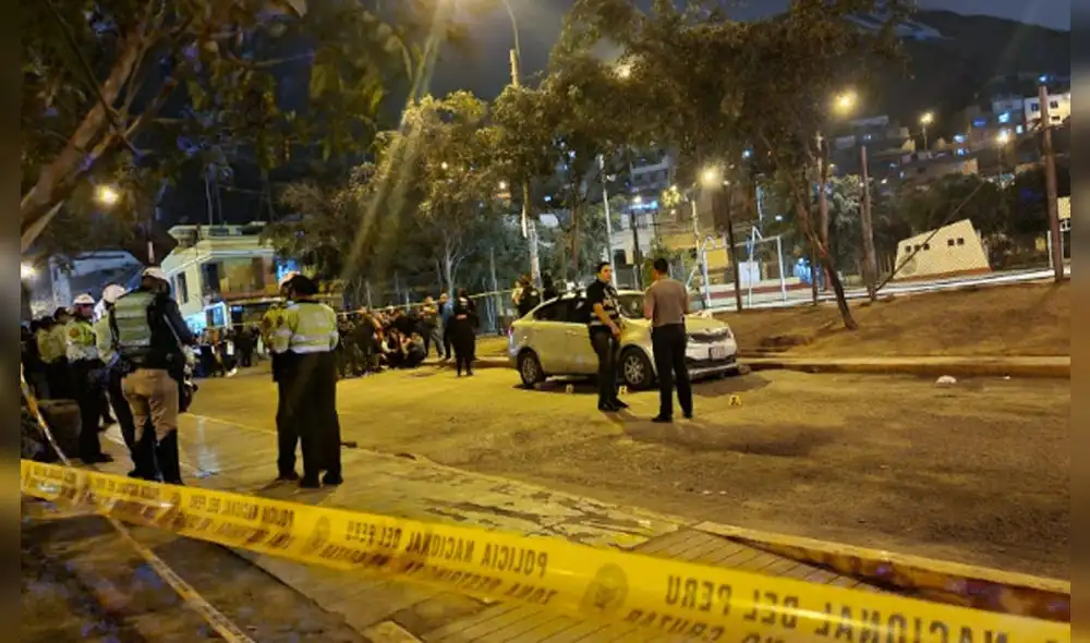 Los criminales aprovecharon la luz roja para asesinar a los dos hombres dentro de su auto. Foto: Bella Alvites/ La República| Video: Bella Alvites/ La República