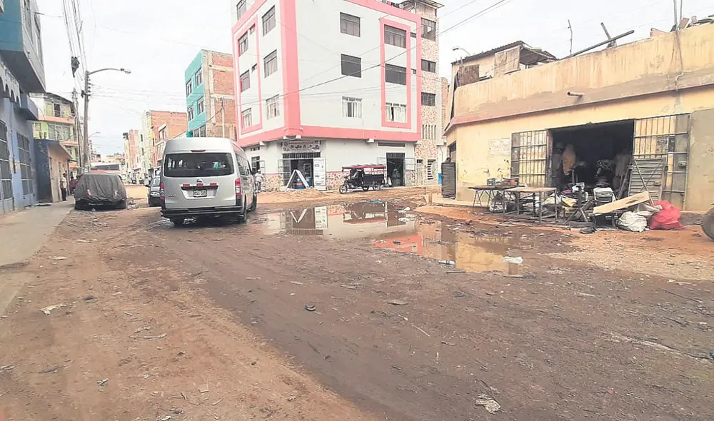 Sin condiciones. Peatones y conductores tienen problemas para circular por la calle Lambayeque. Foto: difusión