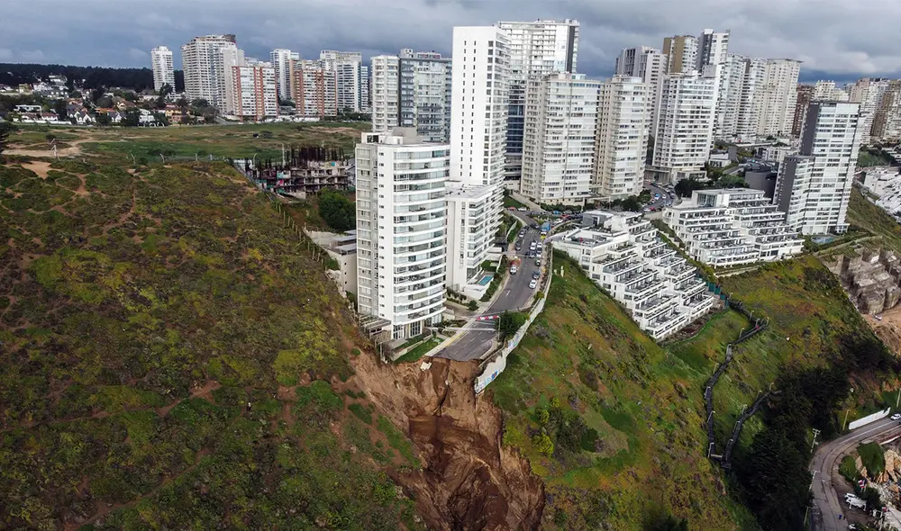 "El socavón está justo en la comuna de Viña el Mar. Es una cosa bien compleja", dijo el alcalde de Concón, Freddy Ramírez. Foto: EFE - Video: CHV Noticias "El socavón está justo en la comuna de Viña el Mar. Es una cosa bien compleja", dijo el alcalde de Concón, Freddy Ramírez. Foto: EFE - Video: CHV Noticias
