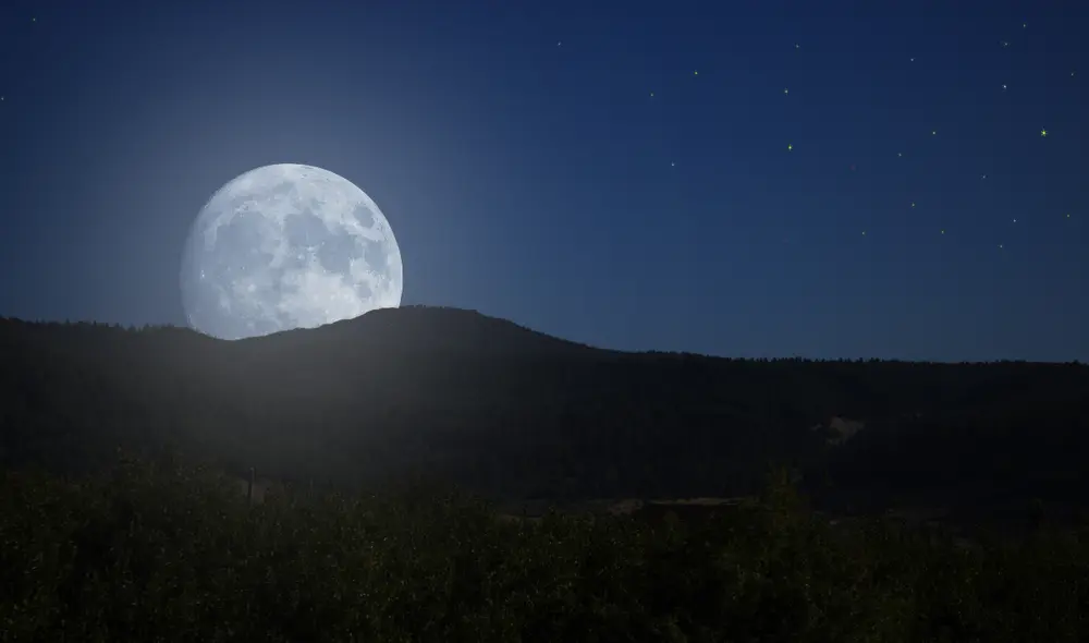 La próxima luna llena, que ocurrirá a fines de agosto, será una superluna azul. Foto: Adobe Stock