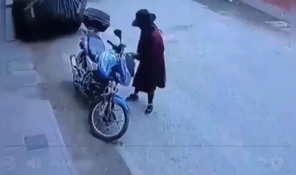 La adulta mayor ha sido captada en anteriores ocasiones robando espejos en el asentamiento humano Primero de Mayo. Foto: Canal N - Video: Canal N La adulta mayor ha sido captada en anteriores ocasiones robando espejos en el asentamiento humano Primero de Mayo. Foto: Canal N - Video: Canal N