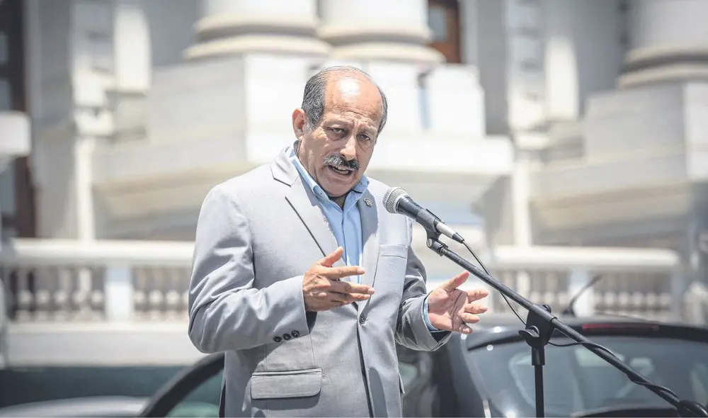 El reparto. Cuadro de distribución otorga la secretaría de la Comisión de Ética a Somos Perú, representado por Héctor Valer. Foto. John Reyes/La República