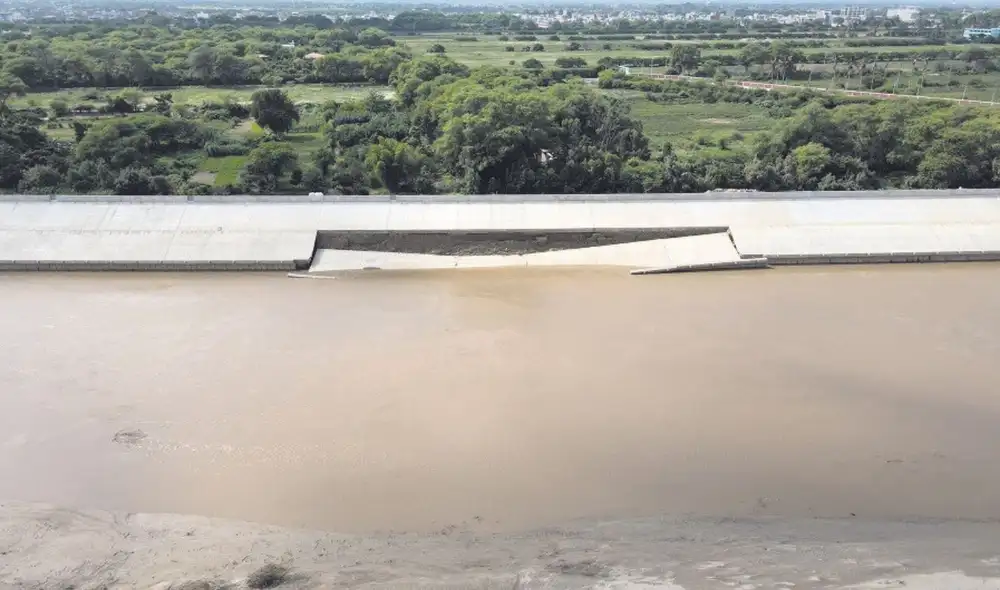 Hechos. La estructura no resistió el caudal del verano de 2023 y terminó por hundirse. Foto: difusión Hechos. La estructura no resistió el caudal del verano de 2023 y terminó por hundirse. Foto: difusión